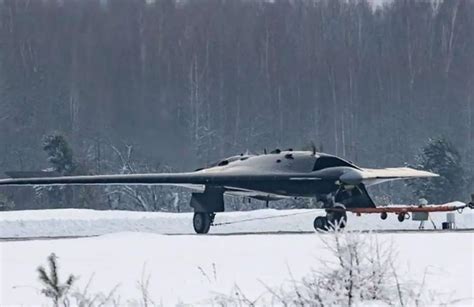 Russian Su-57 and S-70 Okhotnik UAV flying in cooperative mission test flight