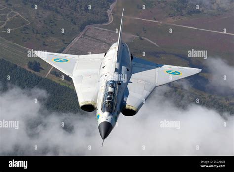 saab j35 draken cold war fighter with double delta wing design