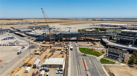 Sacramento International Airport SMForward skybridge construction