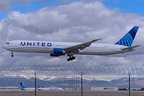 San Francisco International Airport Boeing 777 United Airlines transpacific departure