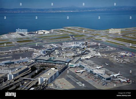 san francisco international airport runway view with united and skywest aircraft during simultaneous departure