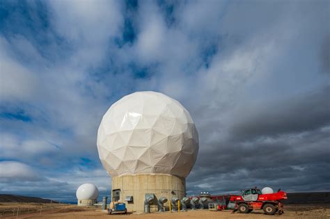 Satellite tracking antennas at Pituffik Space Base