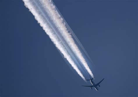 side-by-side visualization of exhaust contrail versus aerodynamic contrail in high-altitude flight