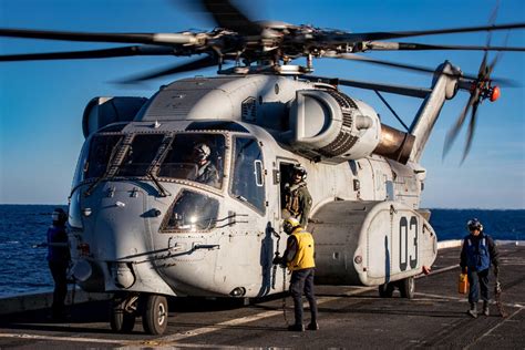 sikorsky ch-53k king stallion landing on navy deck