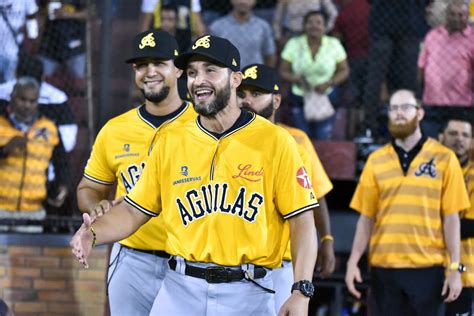 Sky Cana aircraft with Águilas Cibaeñas baseball team boarding in 2021