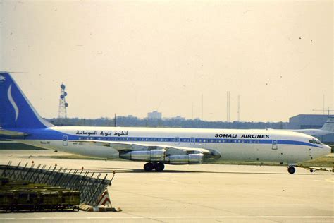Somali Airlines Boeing 737-400 painted in national livery during 2013 relaunch efforts