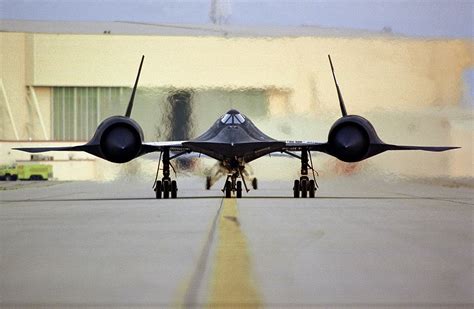 SR-71 Blackbird JP-7 fuel servicing with ground crew beside aircraft