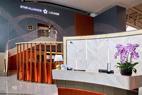 Star Alliance lounge entrance with United MileagePlus Gold signage