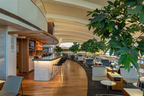 Star Alliance Lounge LAX outdoor terrace with aircraft taxiing below