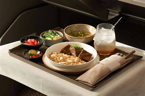 STARLUX Airlines economy class meal
