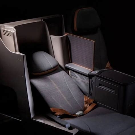 STARLUX business class zero gravity seat position passenger reclining ergonomic design
