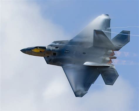 Stealth features of the F-22 Raptor in aerial combat