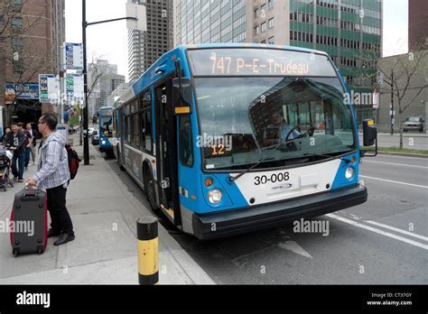 STM 747 bus arriving at Montréal–Trudeau Airport passenger drop-off area