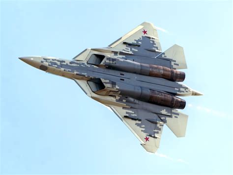 Sukhoi Su-57 Felon vertical climb showcasing 3D thrust vectoring
