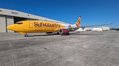 sun country boeing 737 unloading cargo in minneapolis