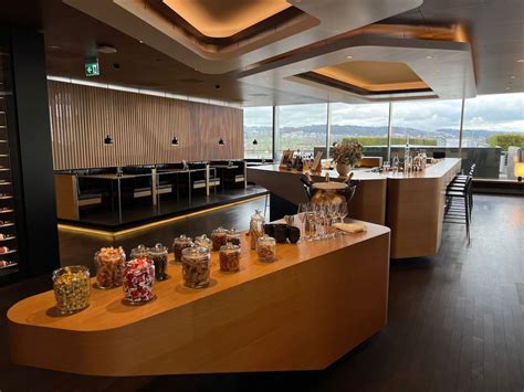 swiss first class champagne amenity zrh lounge