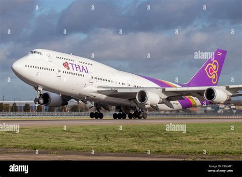 Thai Airways Boeing 747 tropical destination boarding