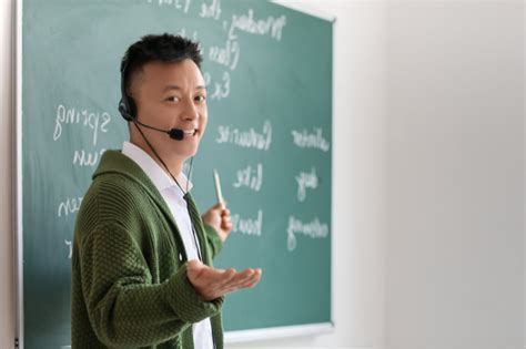 Thai language instructor teaching pronunciation to tourists in Chiang Mai