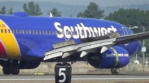 thrust reverser inspection on Boeing 737 after landing at major airport