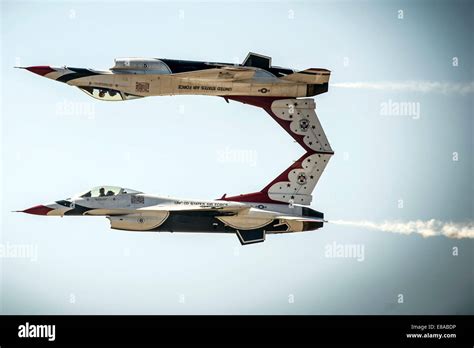 Thunderbirds Calypso F-16 inverted formation pass at airshow