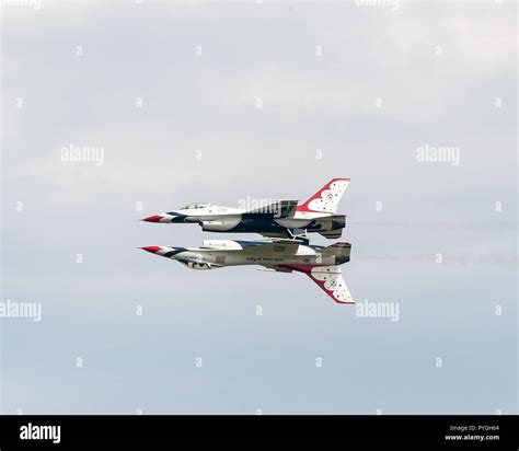 Thunderbirds Reflection Pass inverted F-16 formation airshow performance