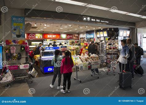travelers at Narita Airport browsing souvenir shops during layover