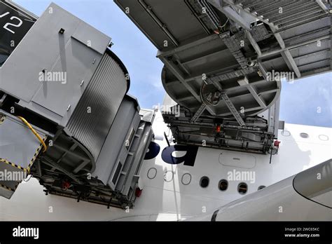 triple jet bridge boarding Airbus A380 upper and lower decks