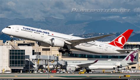 Turkish Airlines Boeing 787-9 preparing for long-haul flight to Havana