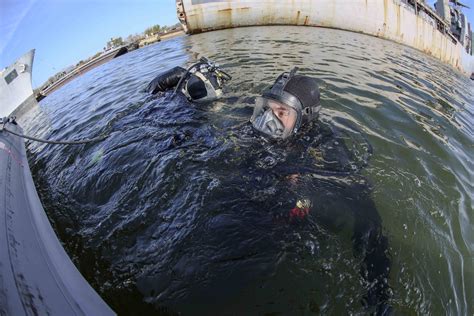 U.S. Navy divers preparing for Thresher investigation