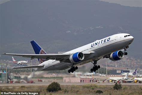 united airlines 777-200 landing at honolulu international airport