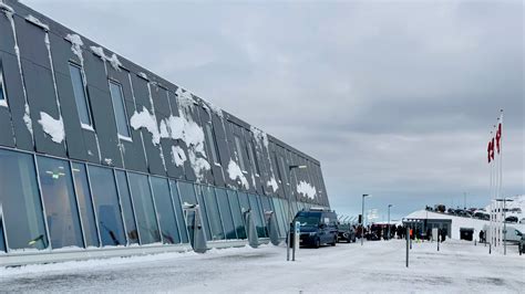 united airlines boeing 737 arriving in nuuk greenland terminal