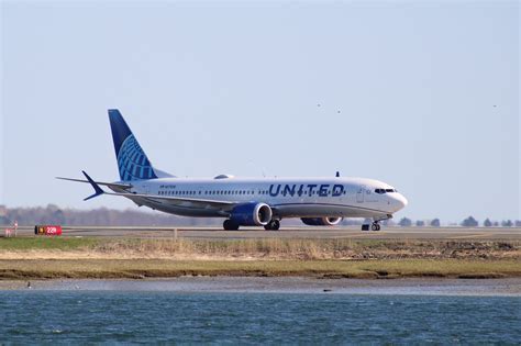 united airlines boeing 737 at portland airport