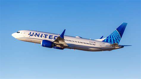 United Airlines Boeing 737 MAX 8 approaching Terceira Azores airport