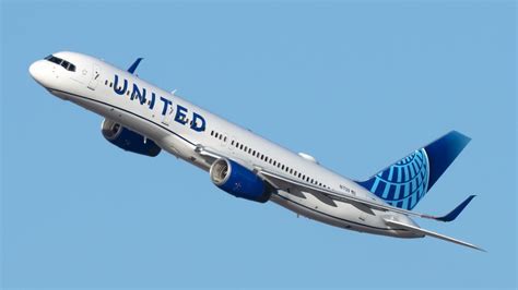 united airlines boeing 757-300 at chicago o hare on rainy afternoon