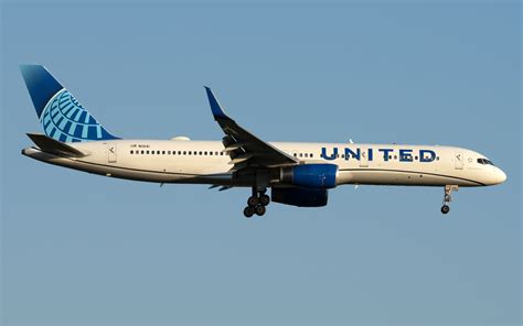 United Airlines Boeing 757 international route aircraft departure