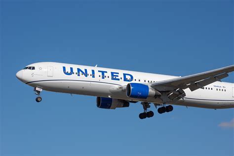 United Airlines Boeing 767 flying over the Pacific Ocean