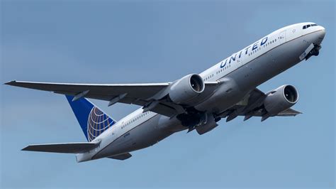 united airlines boeing 777-200ER aircraft dublin airport