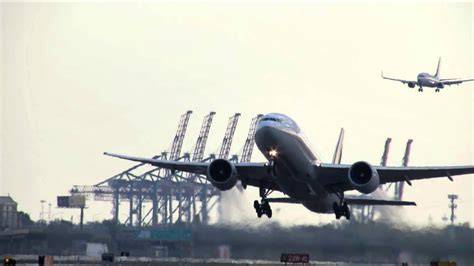 United Airlines Boeing 777-200ER taxiing at Newark Liberty International Airport
