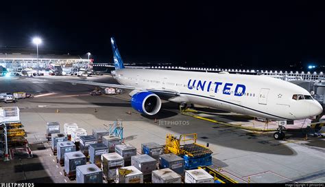 United Airlines Flight UA989 Strands Passengers for Over Seven Hours