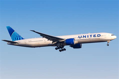 United Airlines Boeing 777 departing for Hawaii from San Francisco International Airport