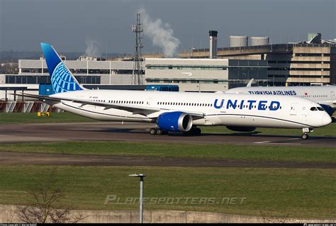 United Airlines Boeing 787-10 Dreamliner preparing for Hawaii departure at Chicago O’Hare