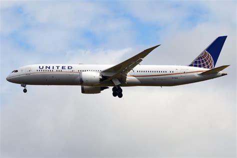 United Airlines Boeing 787-9 Dreamliner taxiing at San Francisco International Airport