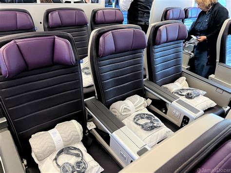 United Airlines Boeing 787 Dreamliner premium economy cabin