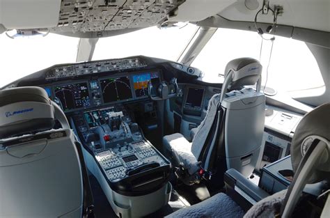 United Airlines Boeing 787 widebody cockpit captain and first officer on transatlantic flight