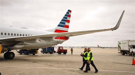United Airlines ground crew working around idle Boeing 737 MAX 10