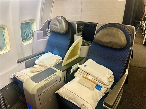 United Airlines international business class lie flat seat transatlantic upgrade