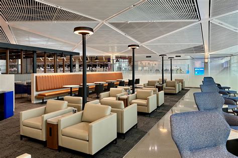 United Club lounge Newark Terminal A modern bar and seating area