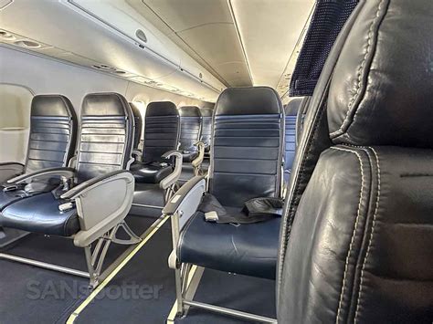 United Express Embraer E175 cabin interior