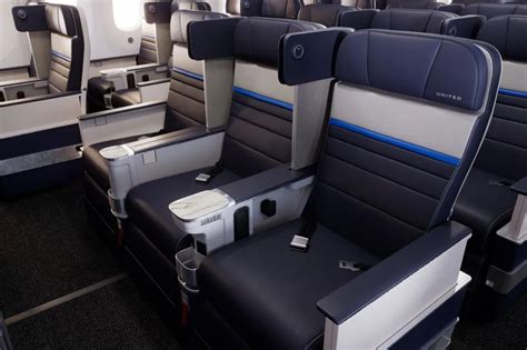 United Premium Plus cabin Boeing 787-9 wider seats privacy divider lighting