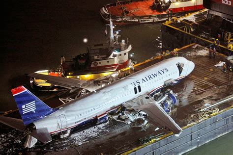 us airways flight 1549 floating on hudson river with passengers on wings